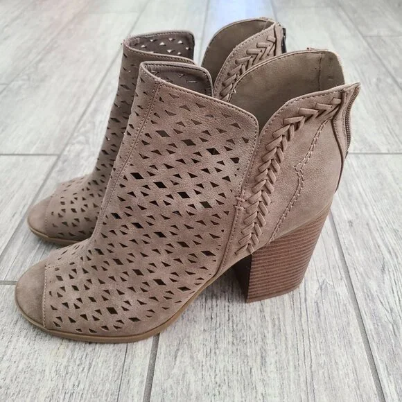 Indigo Rd. ankle booties perforated taupe women's size 9.5 - Picture 3 of 12